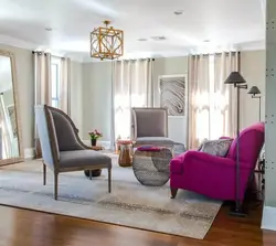 Дизайн гостиной с разными креслами