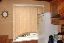 Вертикальные жалюзи на окно кухни фото