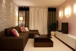 Дизайн гостиной с коричневыми окнами