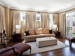 Дизайн гостиной с коричневыми окнами
