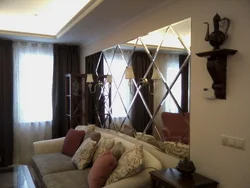 Интерьер гостиной с зеркалами на стене фото