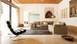 Интерьер гостиной с диваном песочного цвета