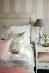 Подушки в интерьере спальни декоративные