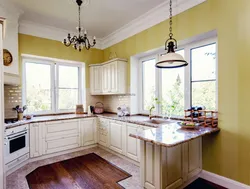 Кухня с 3 окнами фото