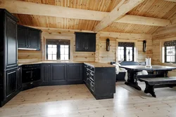Интерьер с серой кухней в деревянном доме