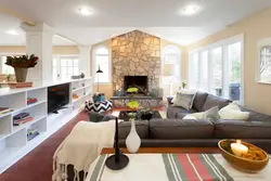 Дизайн гостиной с диваном и камином