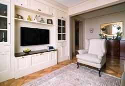 Телевизор в гостиной в классическом интерьере