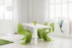 Зеленые стулья в интерьере белой кухни