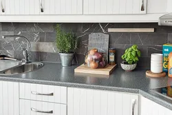 Countertop and apron for the kitchen color combination photo