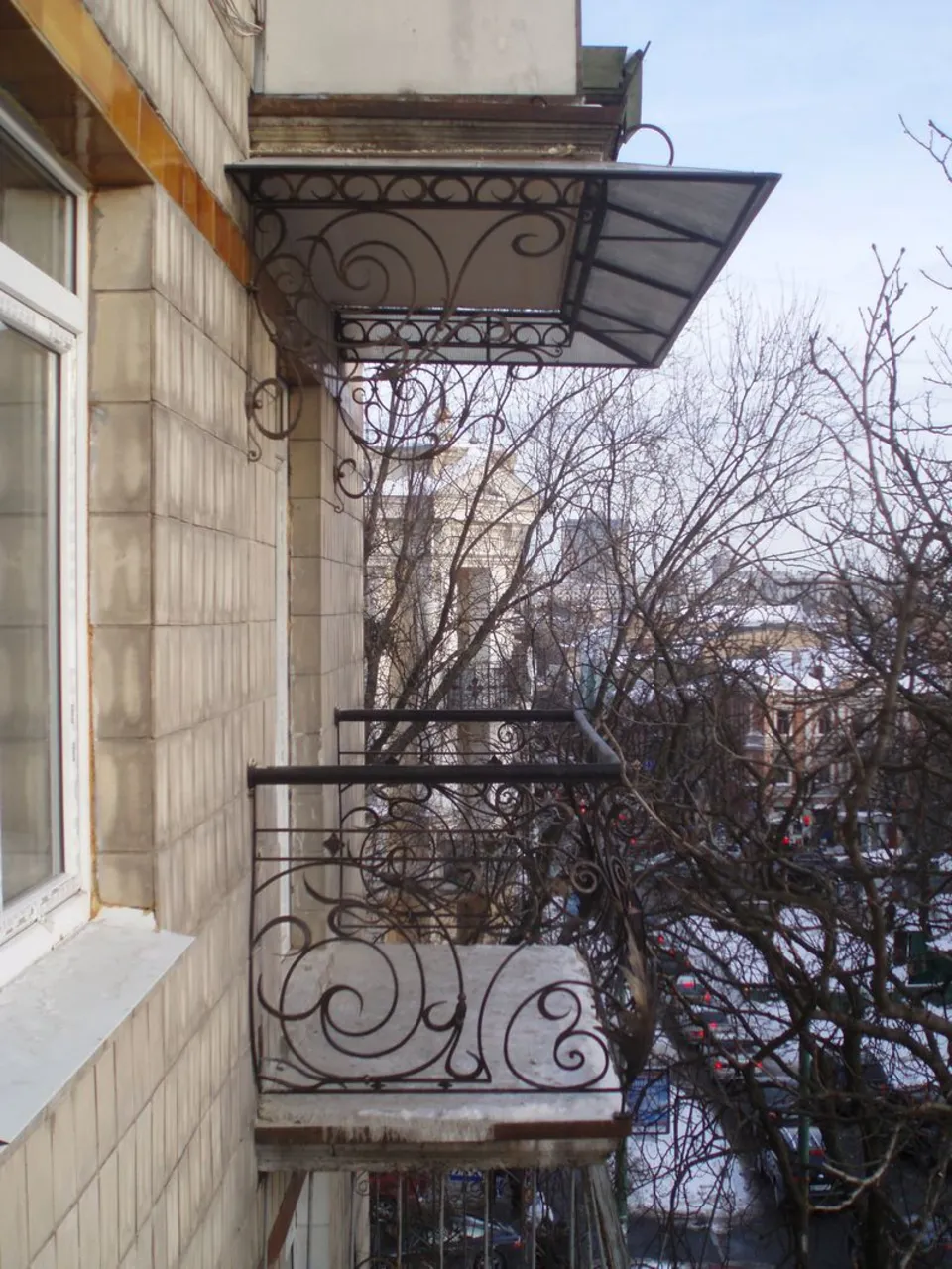 Кованый козырек на балкон
