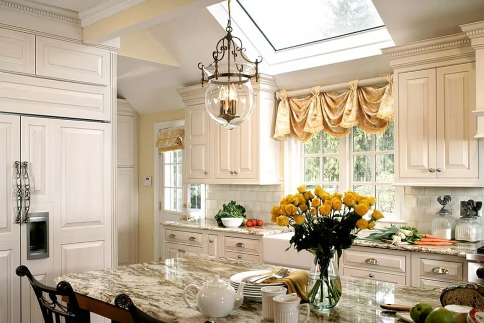 Кухня в классическом стиле с окном