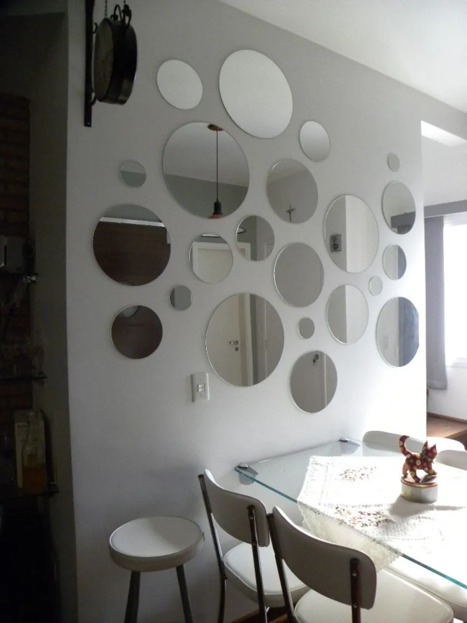 Декор стен зеркалами на кухне
