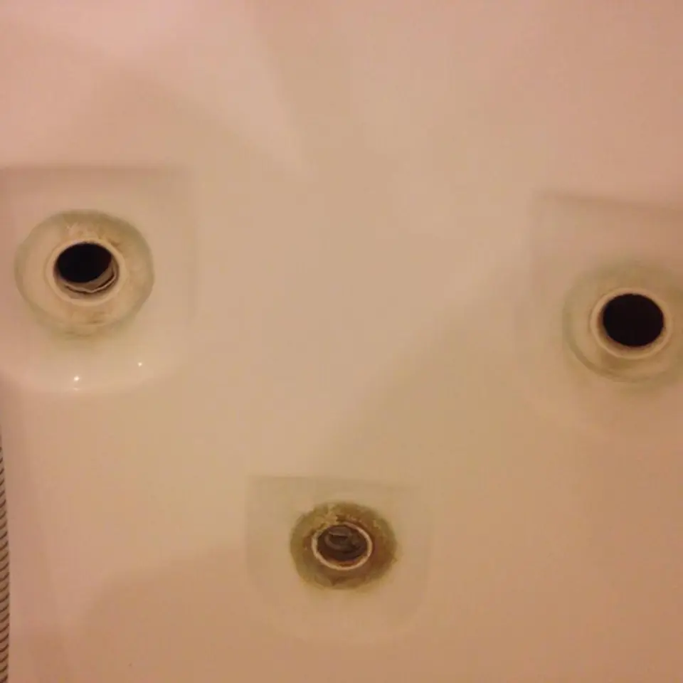 Чем закрыть дырки в ванной на плитке
