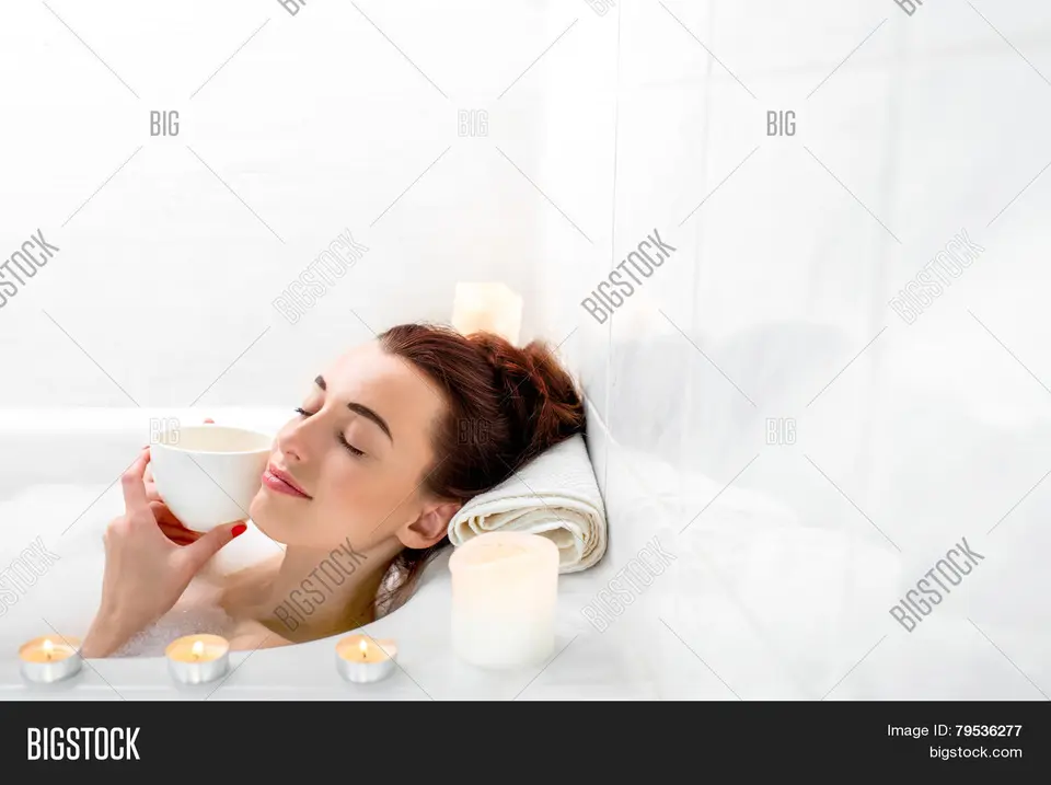 Женщина в ванне пьет