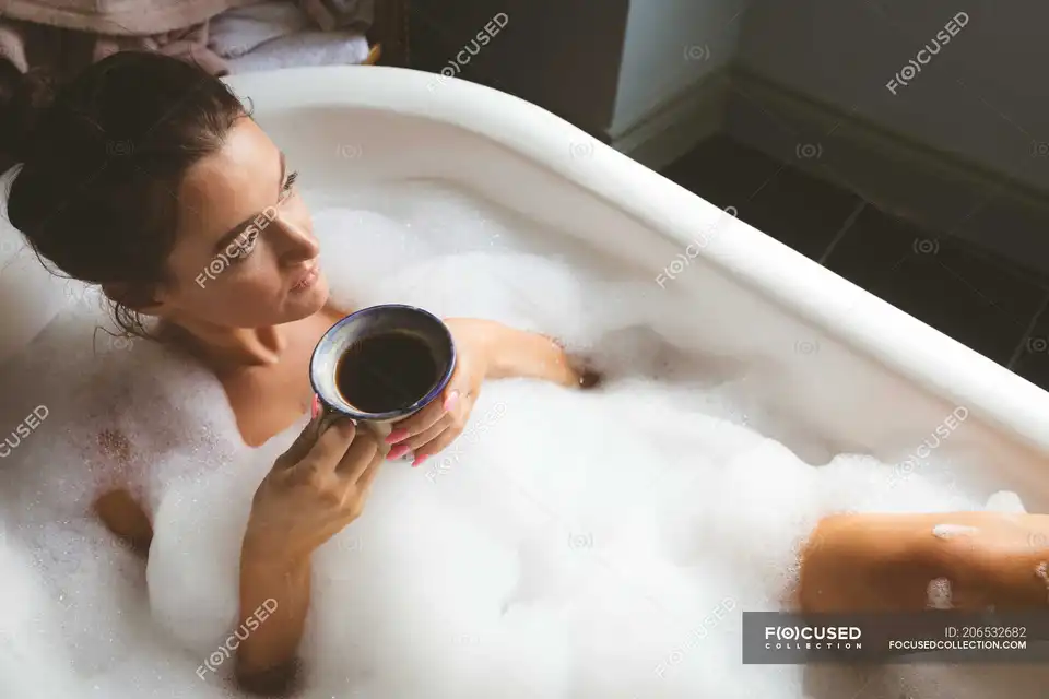 Девушка в ванне