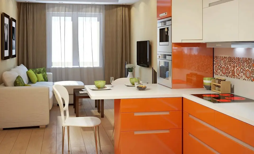 Интерьер студии с оранжевой кухней