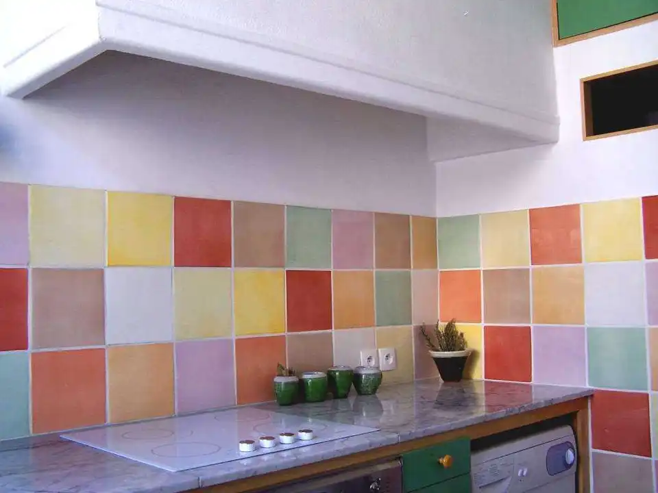 Цветная однотонная плитка для кухни на фартук