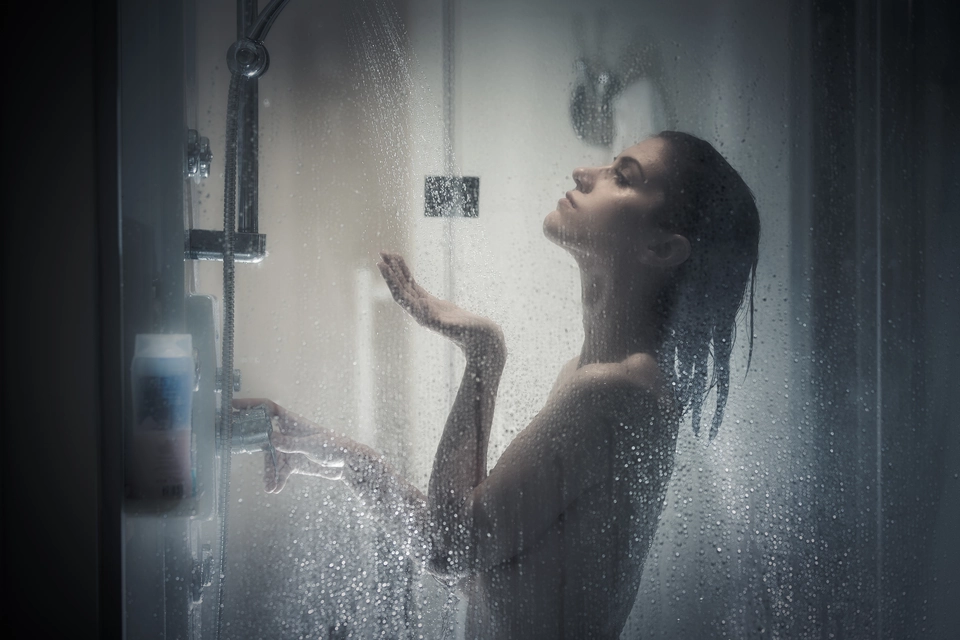 Девушка под душем