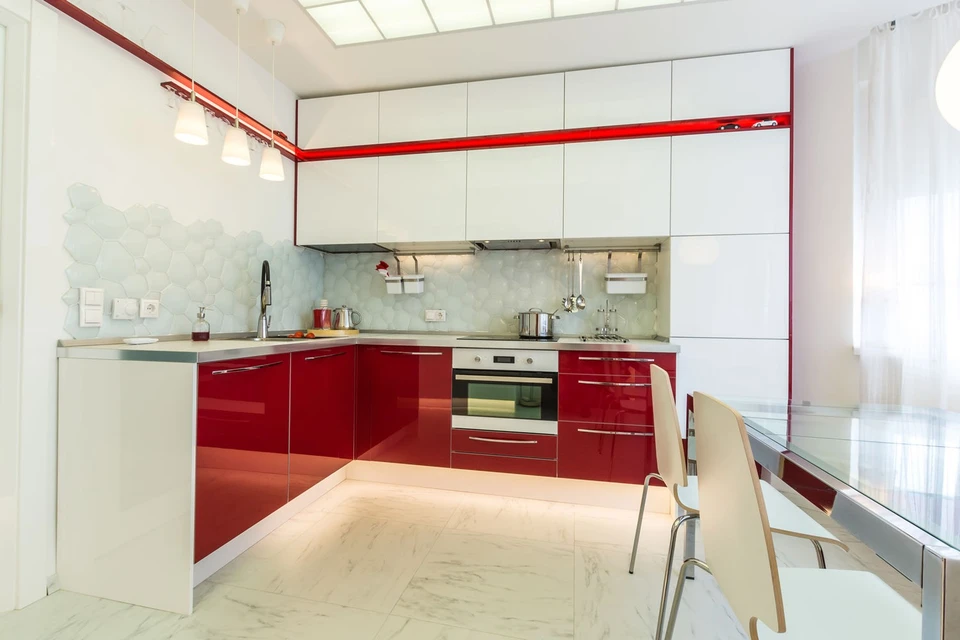 Дизайн кухни с красным гарнитуром