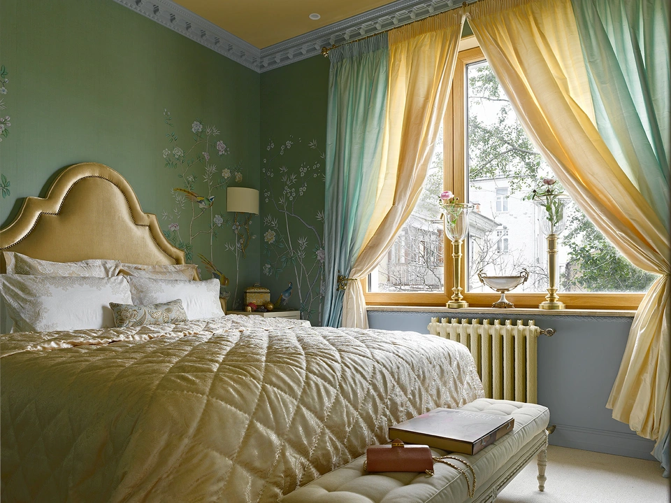 Желтые шторы в интерьере спальни