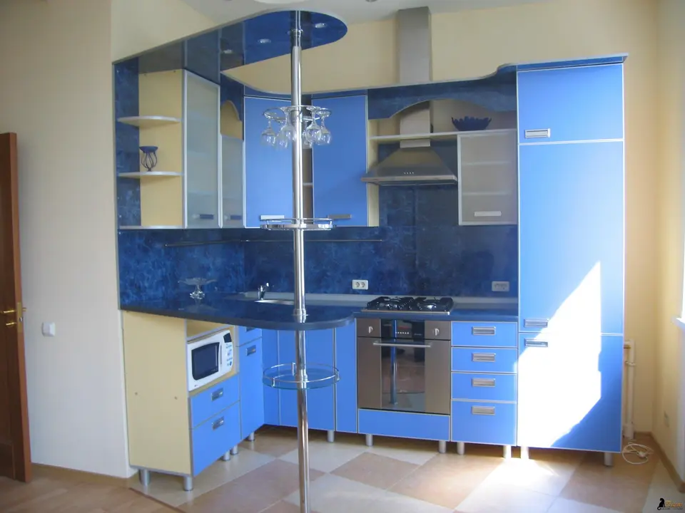 Синяя угловая кухня с барной стойкой
