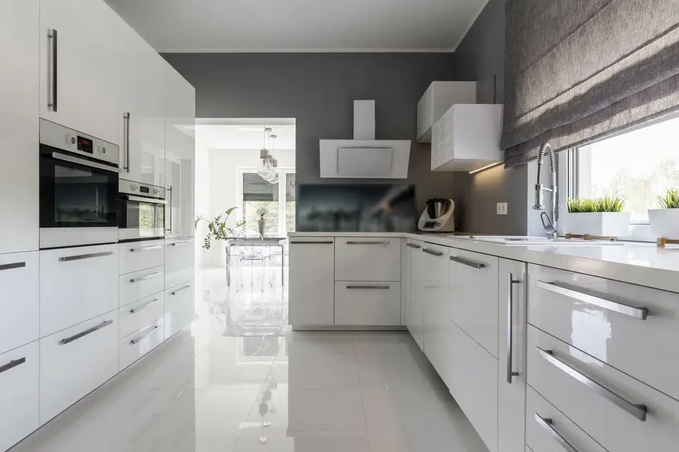 Кухни бело серые в современном стиле