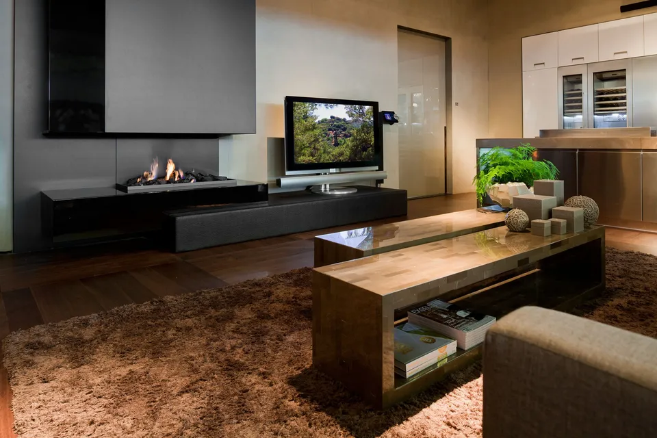 Биокамин под телевизором в гостиной в современном стиле
