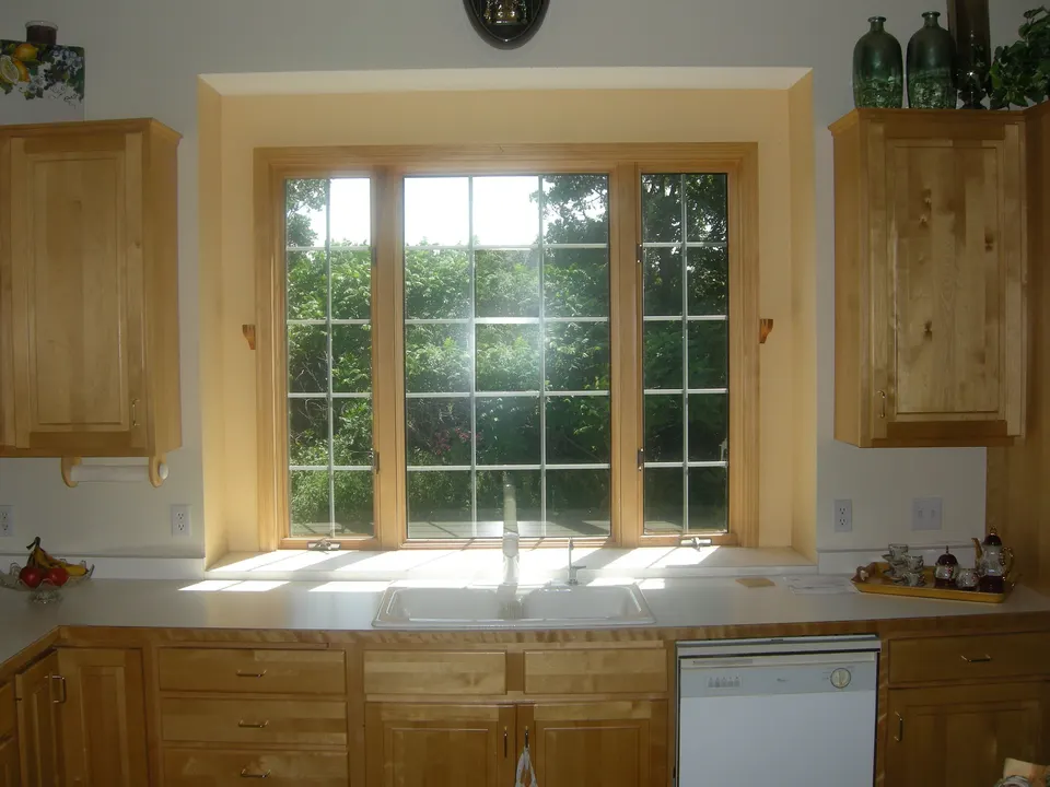 Кухня в доме с окном
