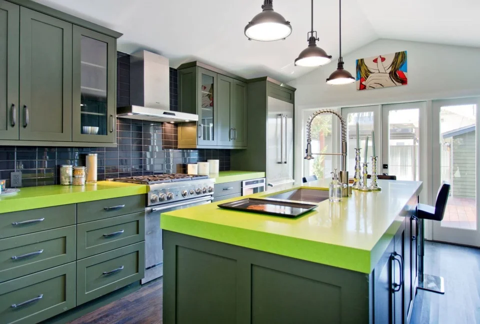 Кухня в американском стиле зеленые тона