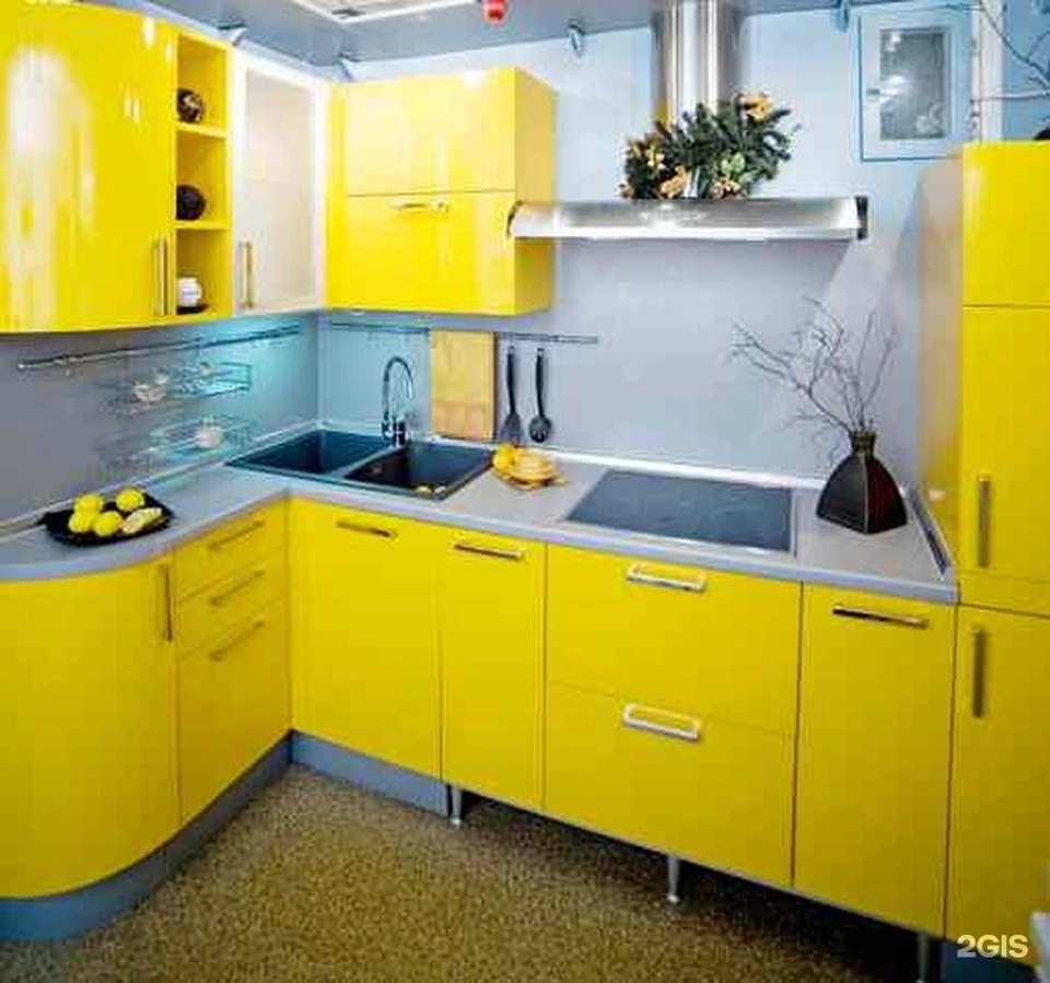 Угловая кухня желтого цвета