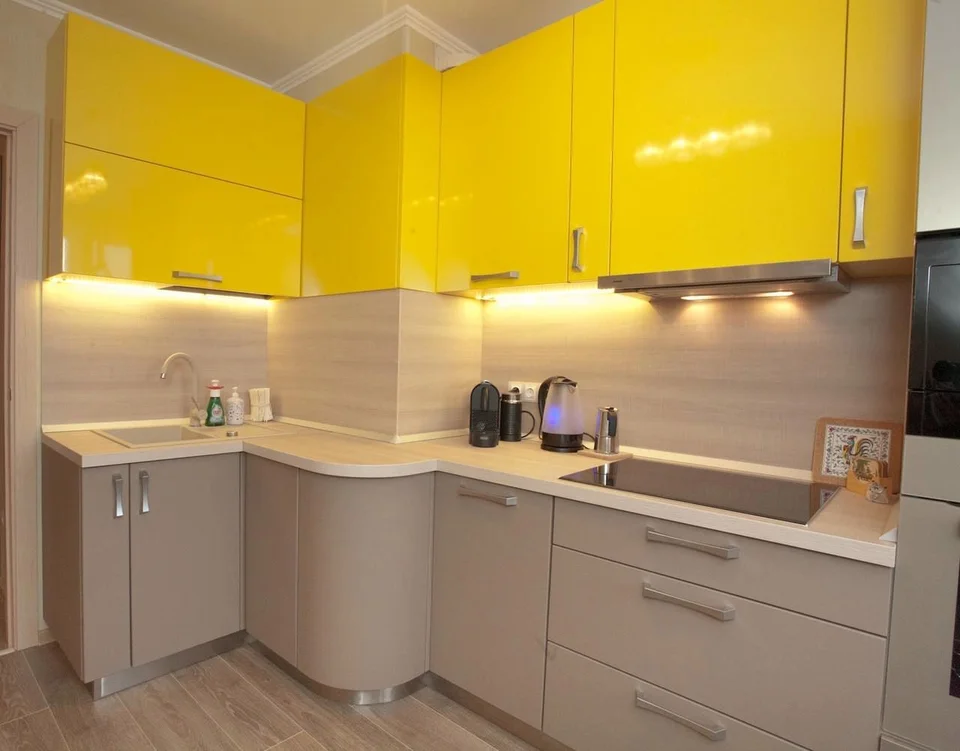 Желтая матовая кухня