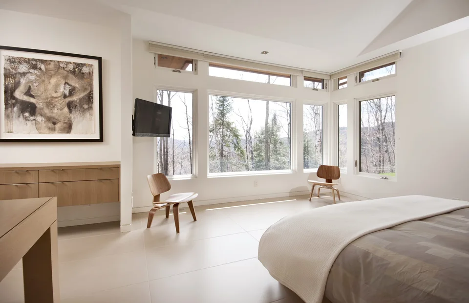 Спальня в стиле минимализм с окнами