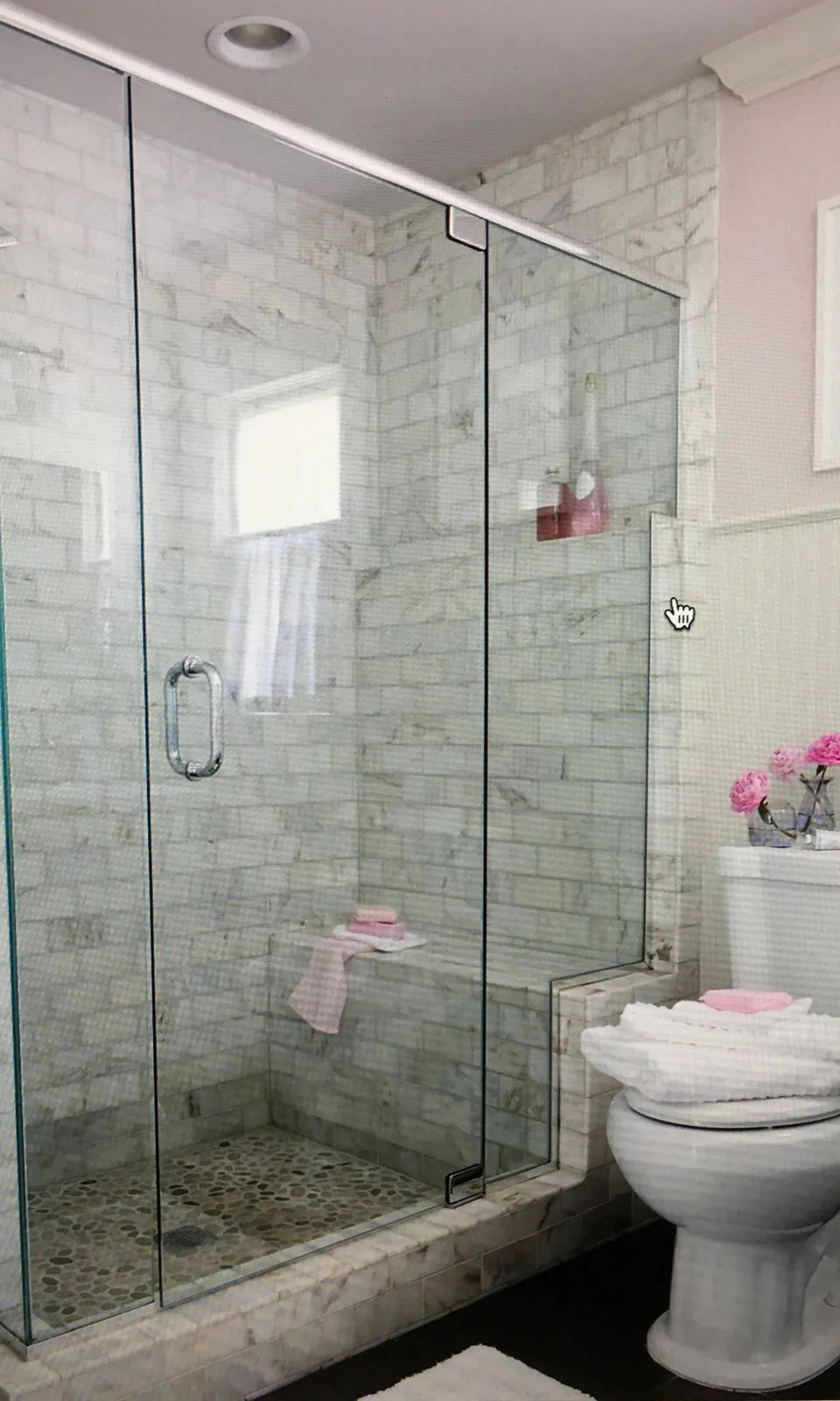 Ванная комната с душевой из плитки в частном доме