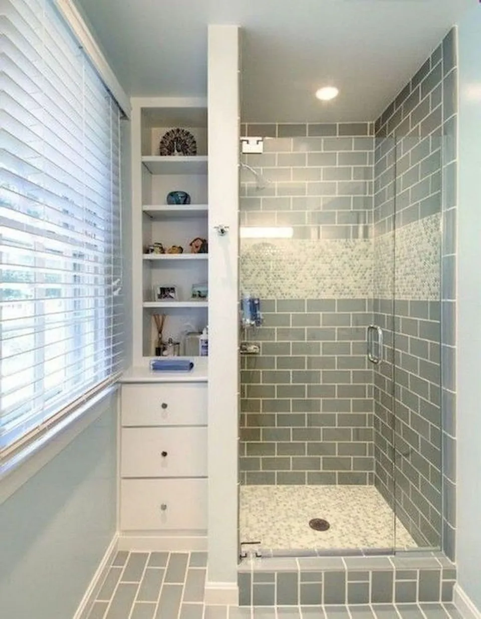 Ванная комната с душевой кабиной из плитки