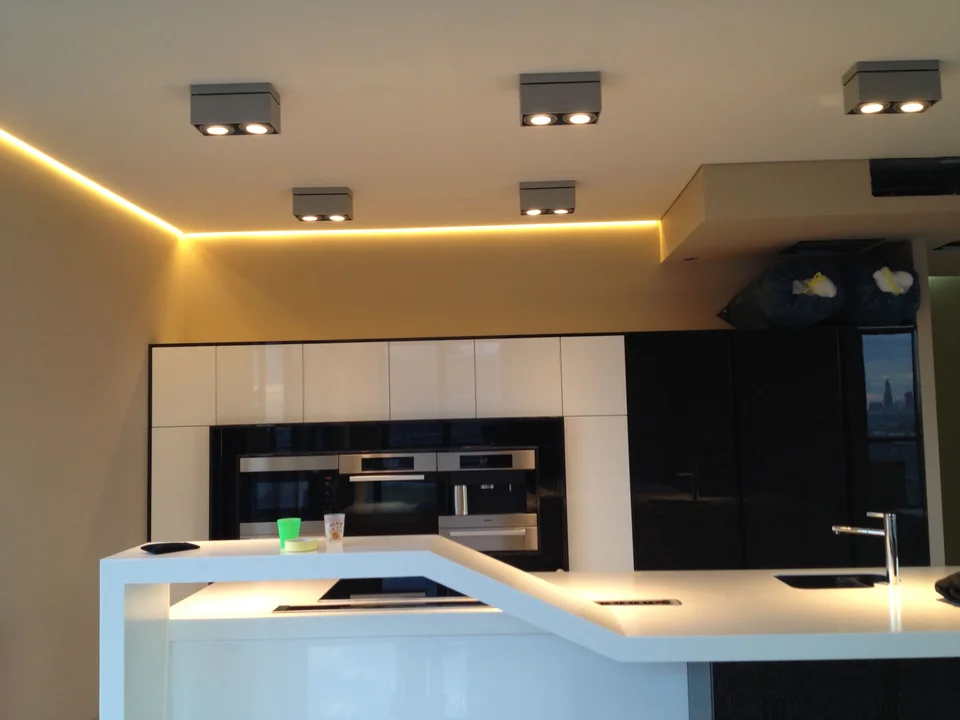 Дизайн света на кухне парящий потолок