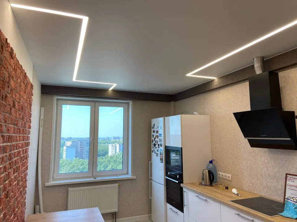 Световые линии на кухне в натяжном потолке