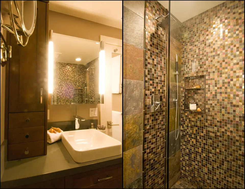 Ванная душ с мозаикой и раковиной