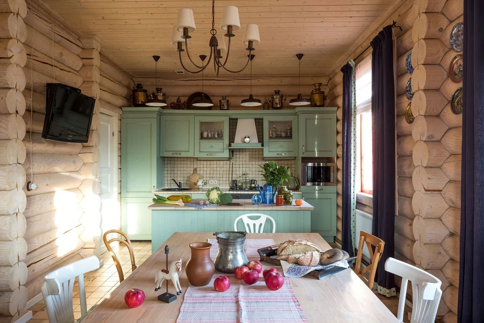 Кухня в стиле кантри в бревенчатом доме