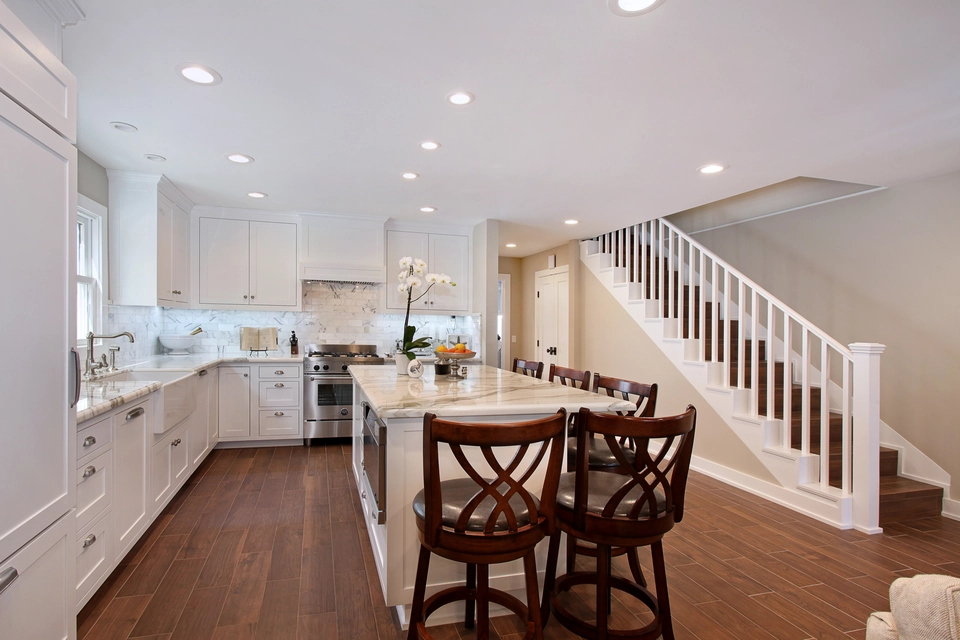 Кухня с белой лестницей