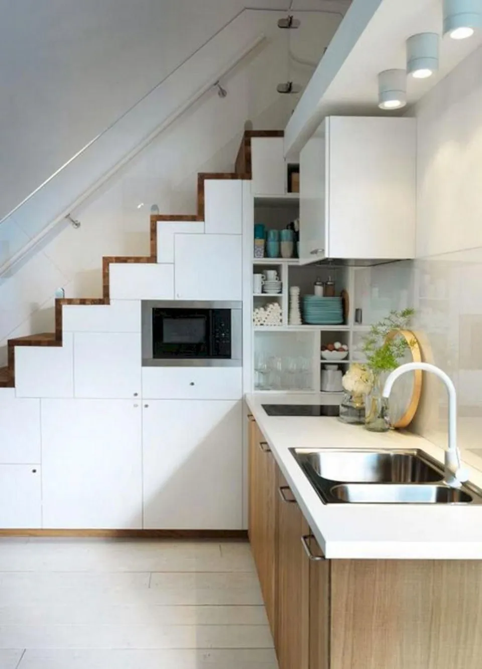 Кухня с лестницей