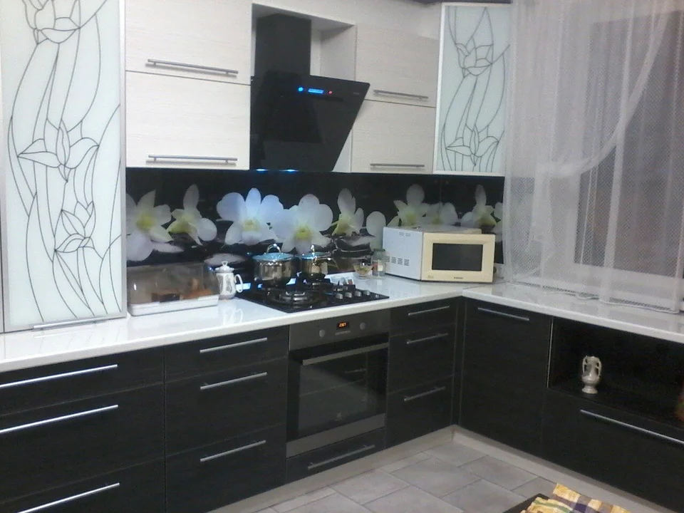 Кухонный гарнитур белый верх черный низ