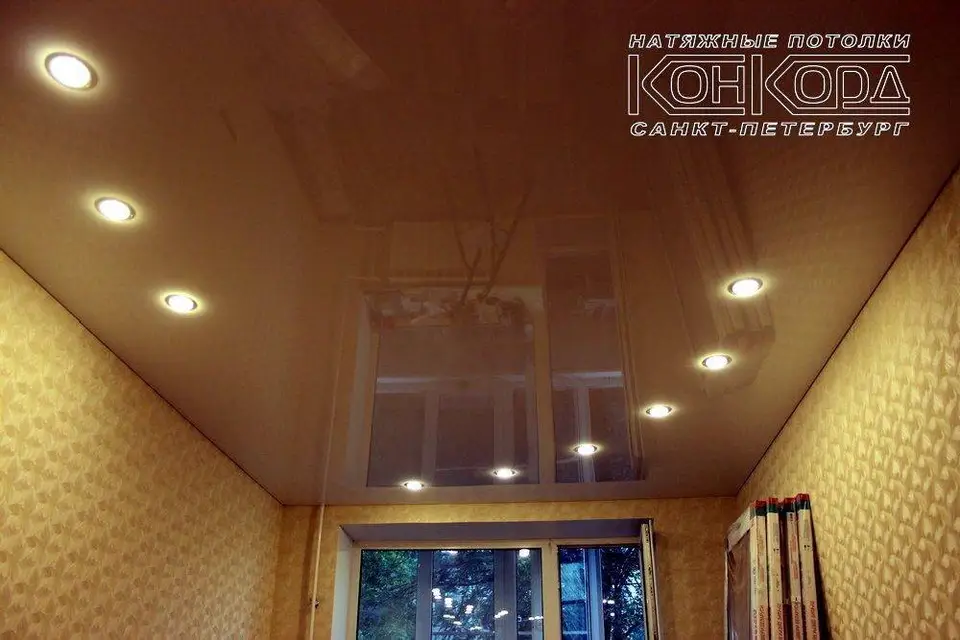 Натяжной потолок со светильниками