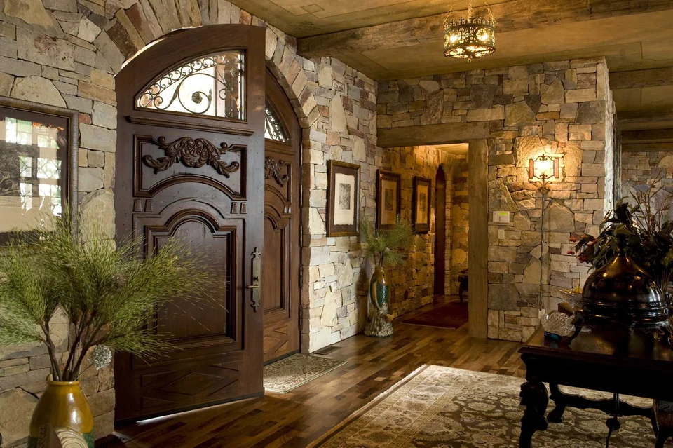 Дверь в тосканском стиле