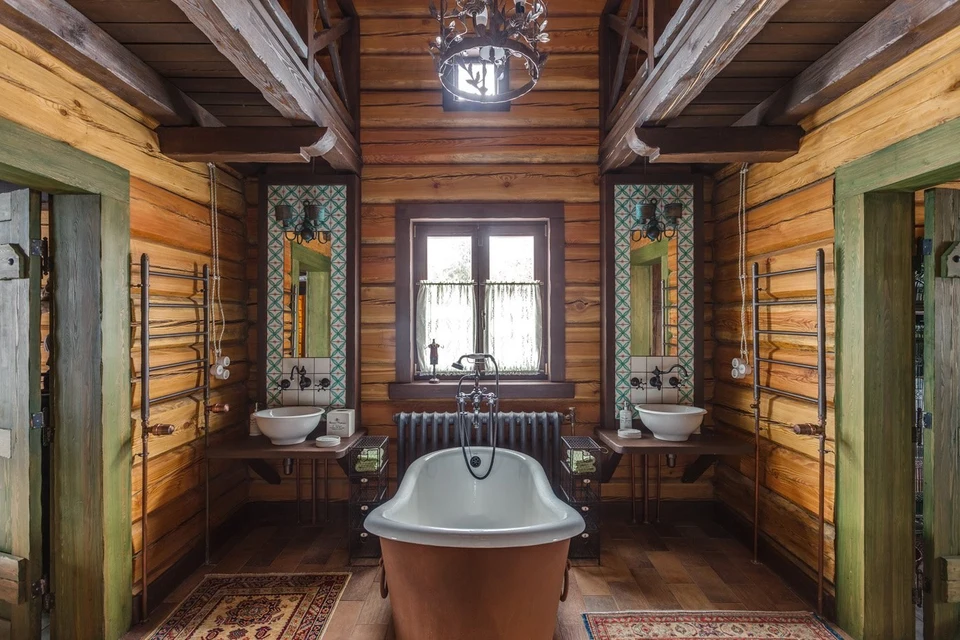 Стильная ванная в деревянном доме