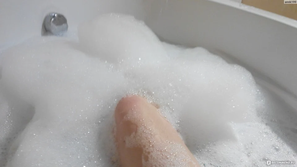 Ноги в ванной с пеной