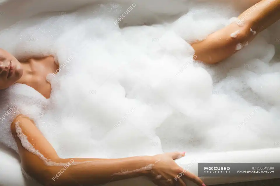 Девушка в ванне в пене