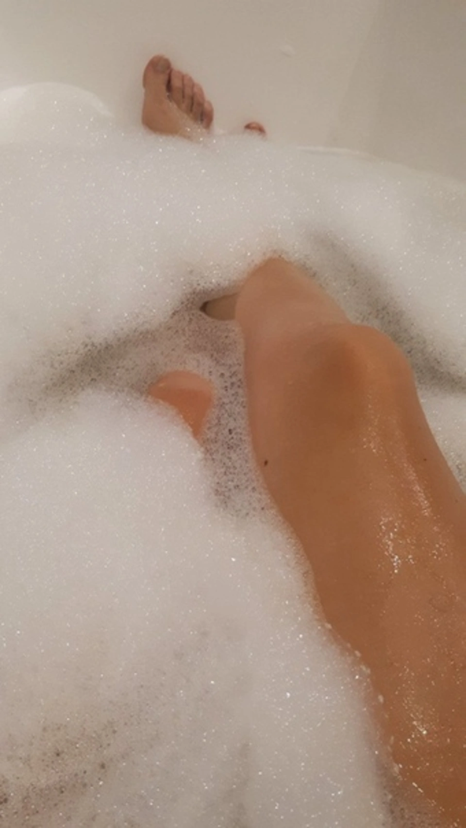 Ноги девушки в ванной