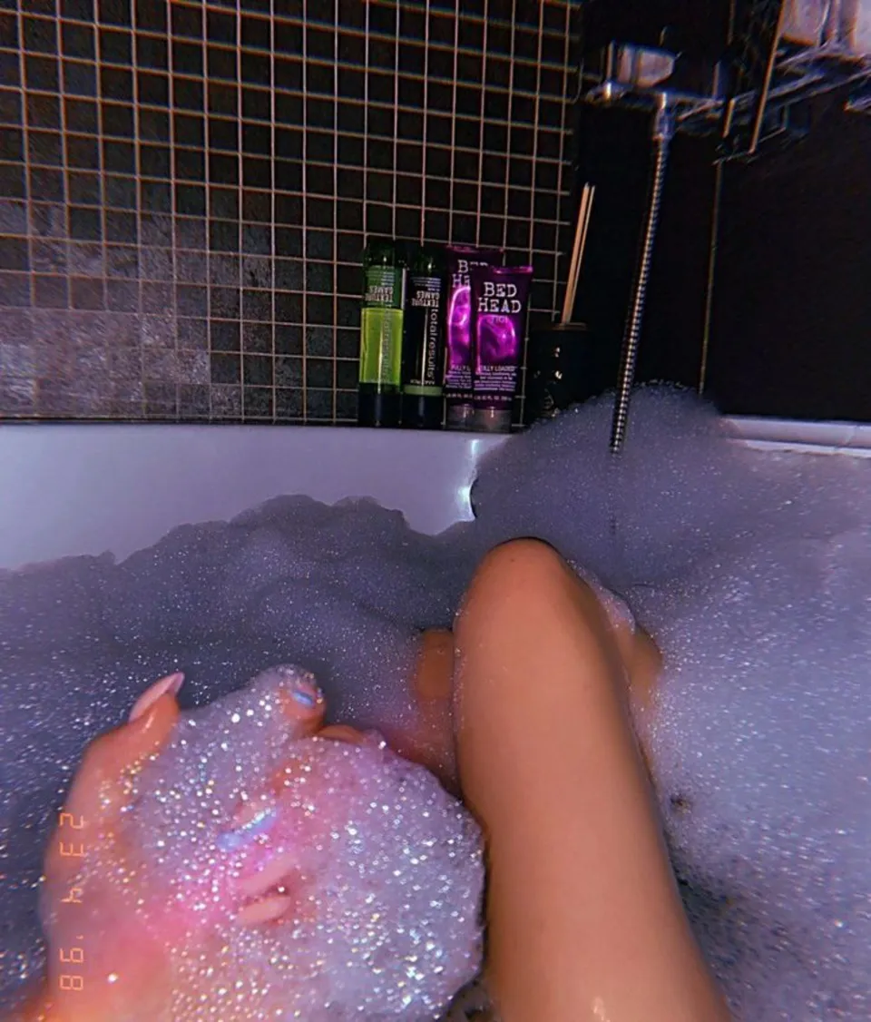 Красивые женские ножки в ванной