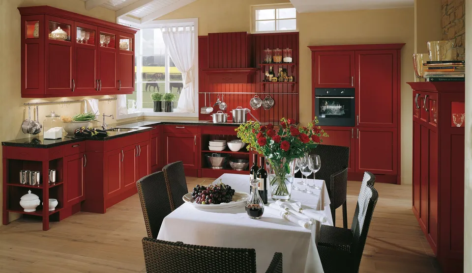 Классическая кухня красного цвета
