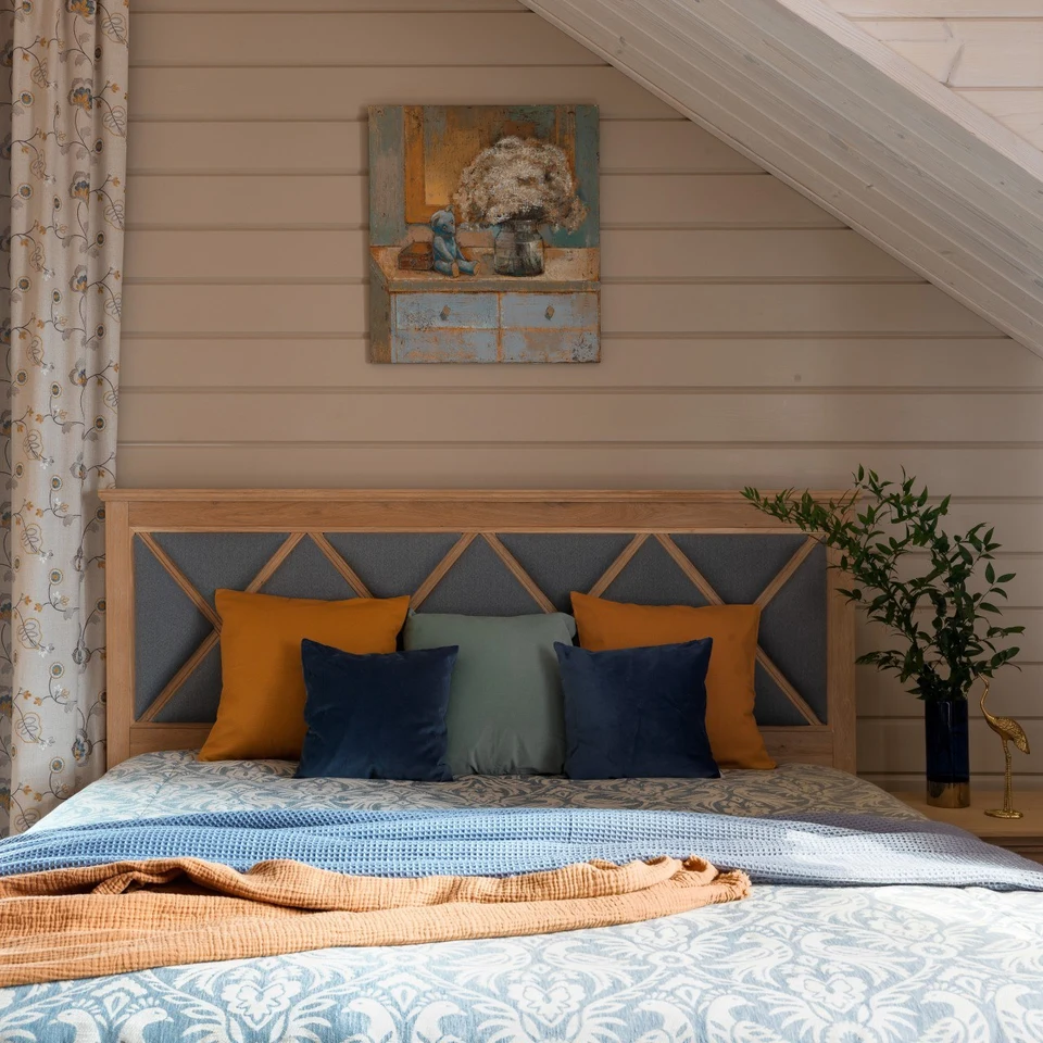 Кровать в деревянном доме